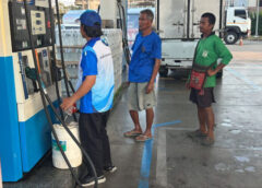 ชุมพร – แห่กักตุนน้ำมันทั่วเมือง หอบแกลลอนต่อคิวแน่นปั๊ม หวั่นขาดแคลน-ราคาพุ่ง
