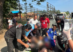 ชุมพรระทึก! ชนสนั่นท้ายกระบะ เหล็กโช้กแทงต้นขาคนขี่ จนท.ต้องใช้เครื่องตัดช่วยชีวิต