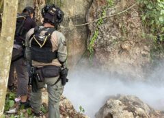 ชุมพร – วิสามัญเดือดกลางถ้ำ! ผู้ต้องหาคดียาเสพติดชักปืนสู้ สุดท้ายสิ้นชื่อ – ชุดราชเดชบุกเคลียร์พื้นที่ ตรวจสอบเข้มทุกขั้นตอน