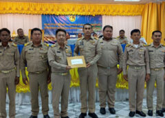ชุมพร –  “ศักดิ์ศรีด่านหน้าจะถูกเหยียบย่ำไม่ได้!” สมาคมกำนัน-ผู้ใหญ่บ้านชุมพร เดือด! รวมพลังบุกยื่นหนังสือถึง “ประธานสภาฯ” จี้สอบจริยธรรม ส.ส. ปมอภิปรายเหมารวมโยงค้ายาเสพติด