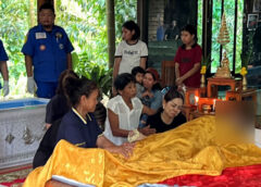 ชุมพร – อาลัยทั้งเมือง! คนแน่นบ้านเคารพศพ “สมพร ปัจฉิมเพ็ชร” อดีตรองผู้ว่าฯ ชีวิตพลิกจากเด็กแบกหัวมัน สู่ข้าราชการใหญ่ ผู้คนยกย่องต้นแบบนักสู้ของแผ่นดิน