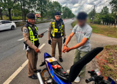 ชุมพร – ตำรวจทางหลวงไม่ปล่อยผ่าน! ตั้งด่านสกัดจับหนุ่มค้ายาบ้า ยึดของกลาง 131 เม็ด พร้อมอุปกรณ์แบ่งขาย เตรียมกระจายสู่เยาวชน