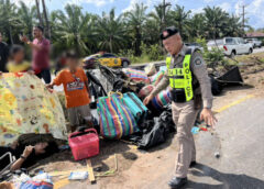 ชุมพร – ยางระเบิดสนั่น! กระบะขนแรงงานพลิกคว่ำกลางสะพาน เจ็บระนาว-รอดตายหวุดหวิด