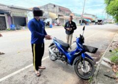 ชุมพร – สิ้นหวังคิดว่ารถหายถาวร! แต่ไม่รอดฝีมือ “โกแจ้” ชุดสืบสวนเมืองชุมพร ไล่ล่าข้ามจังหวัดตามคืนรถให้เจ้าของ จับโจรคาหนังคาเขา