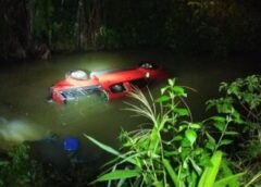 ชุมพร – ฝนถล่มถนนลื่น! สลดกลางดึก “ตาสมคิด” ขับกระบะเสียหลักพุ่งตกคลอง จมรถนานเกือบชั่วโมง ก่อนชาวบ้านพบเร่ง CPR ยื้อชีวิต