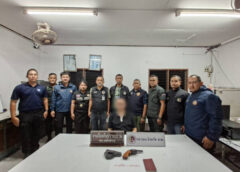 ชุมพร –  บุกล้างล้งทุเรียน! รวบ 4 แรงงานต่างด้าวผิดกฎหมาย จับผู้จัดการชาวจีนพร้อมปืนเถื่อน เร่งขยายผลเอาผิดนายจ้าง