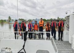 ชุมพร –   ระทึกกลางทะเลชุมพร! เรือประมงชนโขดหินท้องทะลุ น้ำทะลักห้องเครื่อง ศรชล.ส่งเรือความเร็วสูงฝ่าคลื่นช่วยลูกเรือปลอดภัย