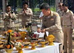 ผู้ว่าฯ ชุมพร นำบวงสรวงสิ่งศักดิ์สิทธิ์-เจริญพระพุทธมนต์ ย้ายเสาธง-ปืนใหญ่ เสริมสิริมงคลกองร้อย อส. รับอาคารใหม่