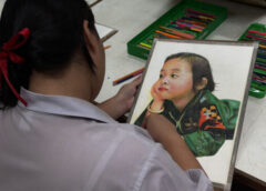 ชุมพร –  พลังศิลป์เทิดทูนสถาบัน! ครูศิลปะโรงเรียนศรียาภัย นำลูกศิษย์รังสรรค์พระบรมสาทิสลักษณ์ “พระองค์ภา” ถ่ายทอดความจงรักภักดีผ่านปลายพู่กัน