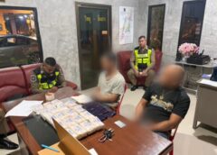 ชุมพร – เดือด! ตำรวจทางหลวงรวบ 2 หนุ่มขับรถวนซ้ำพิรุธ เปิดช่องลับผงะ! ยาบ้า 4 หมื่นเม็ด