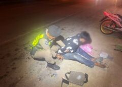 ชุมพร – ซิ่งหนีไม่รอด! ตำรวจทางหลวงชุมพรไล่ล่า หนุ่มควบเวฟแต่งซิ่งพุ่งชนเสาไฟ รวบคาเพชรเกษม ยึดไอซ์ 1.1 กก. ยาบ้า 61 เม็ด สารภาพรับจ้างส่งยานรกให้เครือข่าย