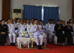 ชาวชุมพรพร้อมใจน้อมรำลึกพระมหากรุณาธิคุณ “พระพันปีหลวง” ผู้ว่าฯ นำประกอบพิธีบำเพ็ญกุศล ถวายดอกไม้จันทน์ และตักบาตร ถวายเป็นพระราชกุศล